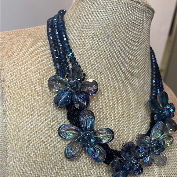 Elegant Blue Floral Necklace - Picture 4 of 6
